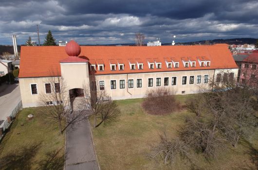 Hlavní vchod do budovy školy zdálky