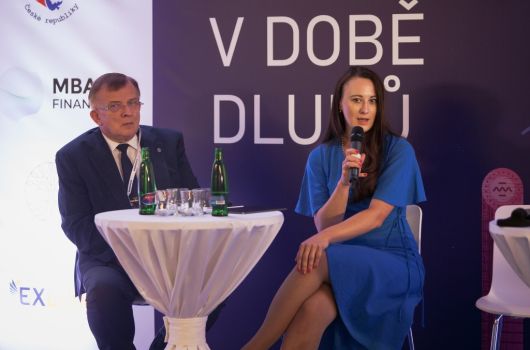 Gabriela Hlásková na pódiu konference Česko v době dluhů